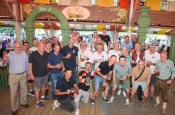  Gruppenbild im Festzelt: die Vertreterinnen und Vertreter von Aschaffenburg und Saint Germain-en-Laye mit Feuerwehrleuten aus beiden Städten