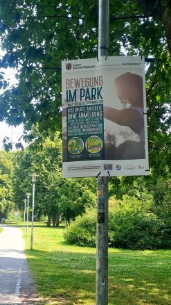  Plakat Bewegung im Park