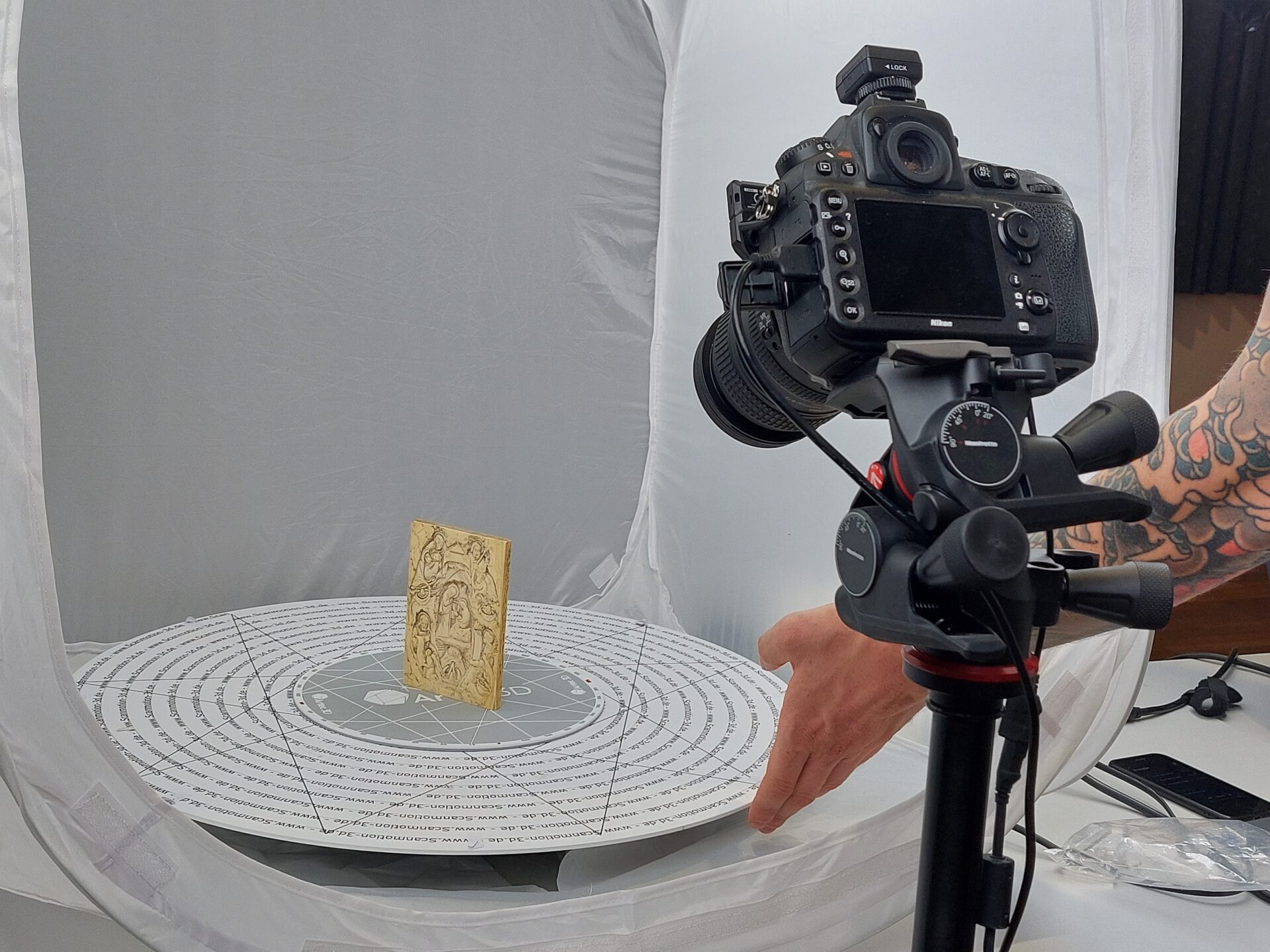 Ein Mitarbeiter der Scanmore GmgH fertigt einen 3D-Scan an.