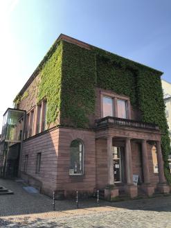  Sitzungssaal-Gebäude