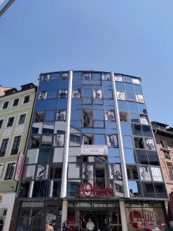 Fotos von Stefan Gregor an der Fassade Herstallstraße 20