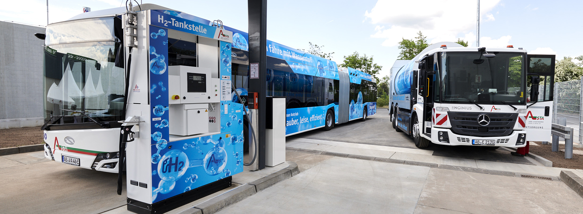 H2-Tankstelle mit Zapfs&auml;ule und Fahrzeugen