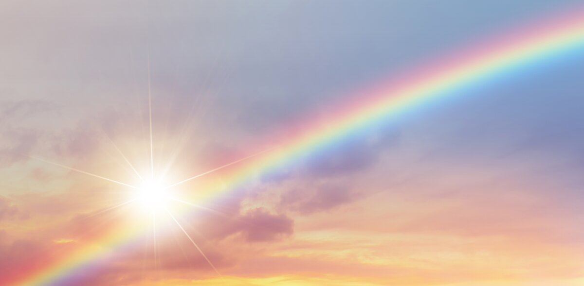ein Regenbogen im Sonnenschein