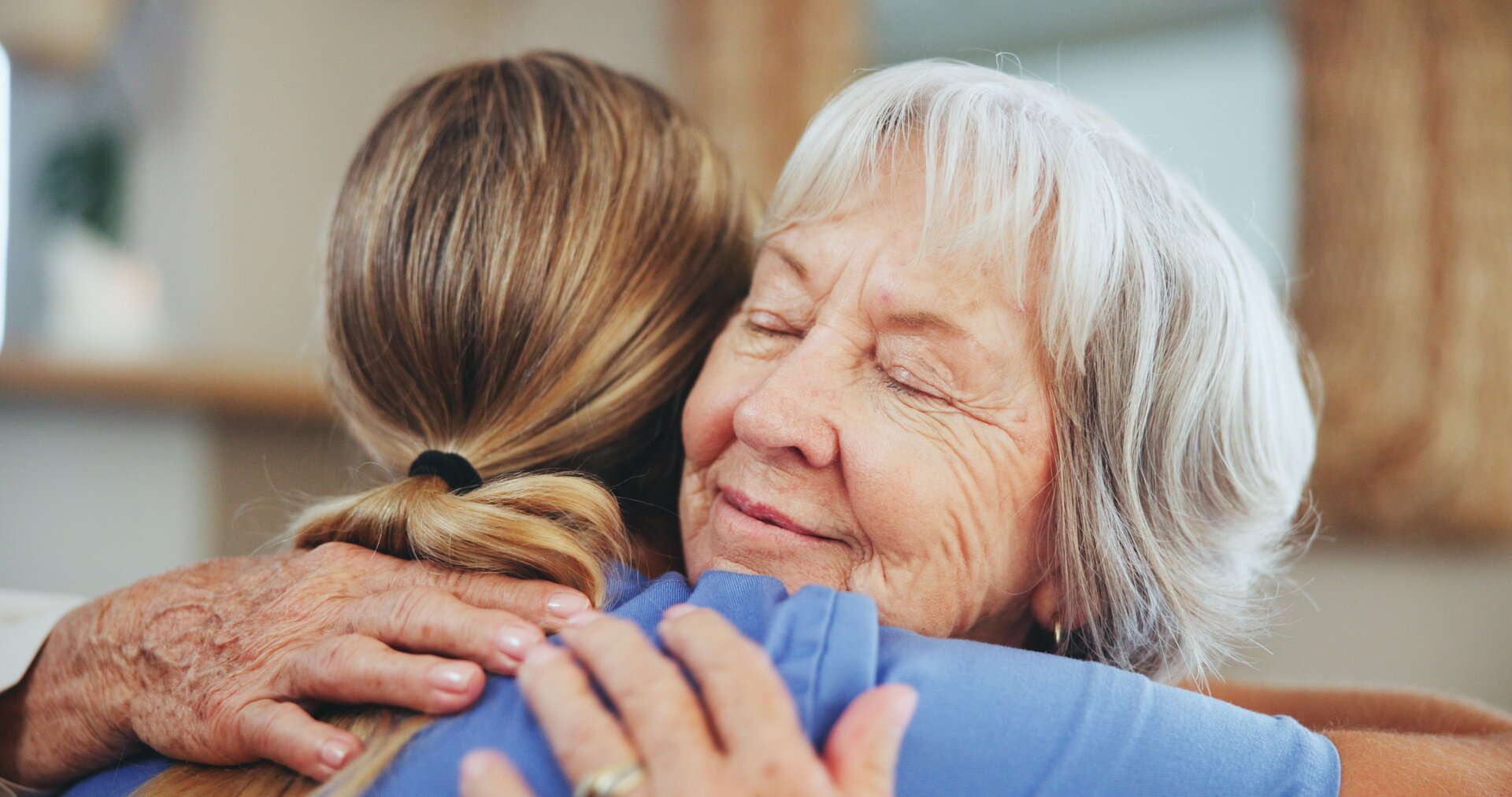 Betreuerin mit einer älteren Patientin 