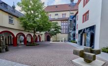  Gemeinsamer Arkadenhof der Kunsthalle Jesuitenkirche und des Christian Schad Museums