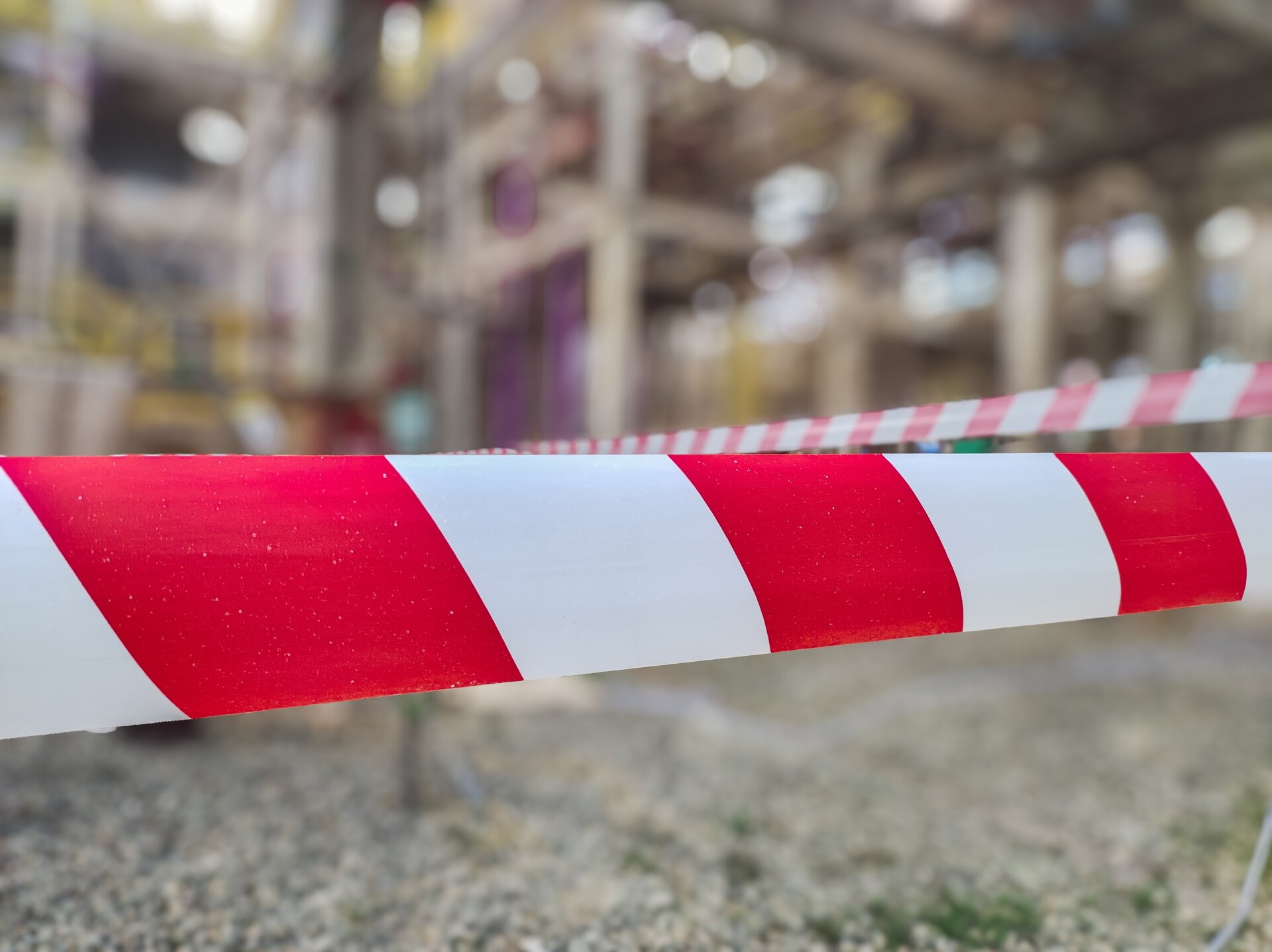 ein Absperrband gespannt