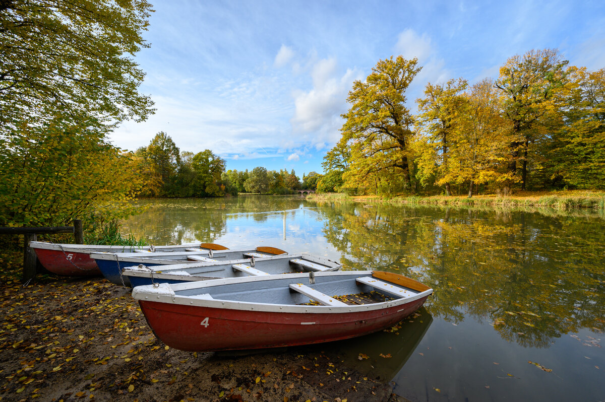 Boote im Herbst am See im Schönbuschpark