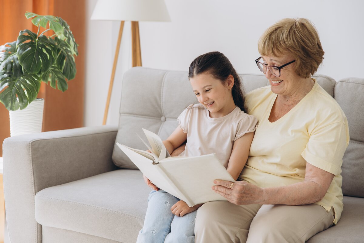 Oma und Kind lesen Buch