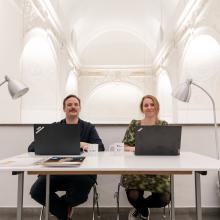 Open Office: Johannes Honeck, Leiter der Kunsthalle Jesuitenkirche und des Christian Schad Museums, und seine Mitarbeiterin Jessica Eschenbach; Foto: Museen der Stadt Aschaffenburg
