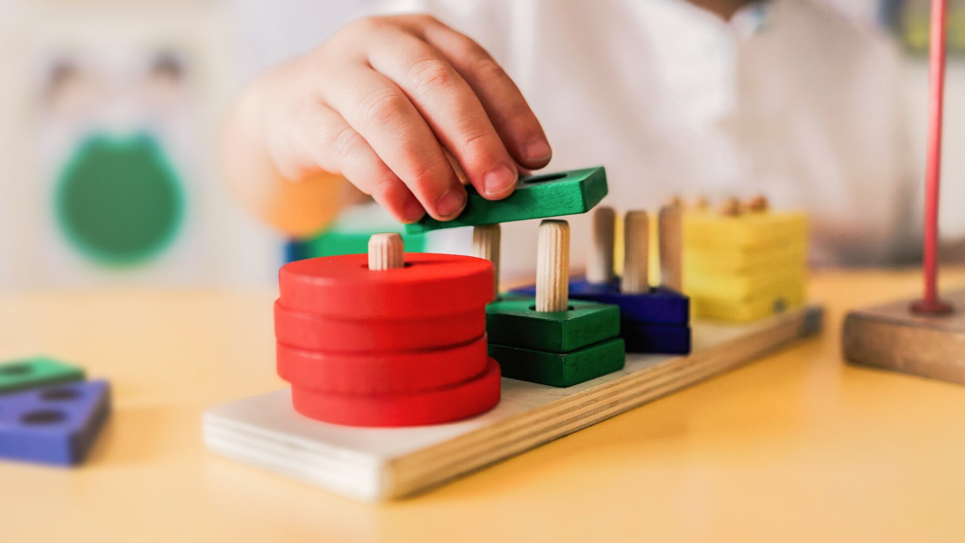 Kind spielt