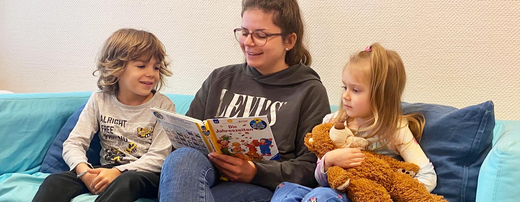 Erzieherin mit Kindern