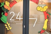 Eingangstür von einem Hofladen mit der Aufschrit 24/7