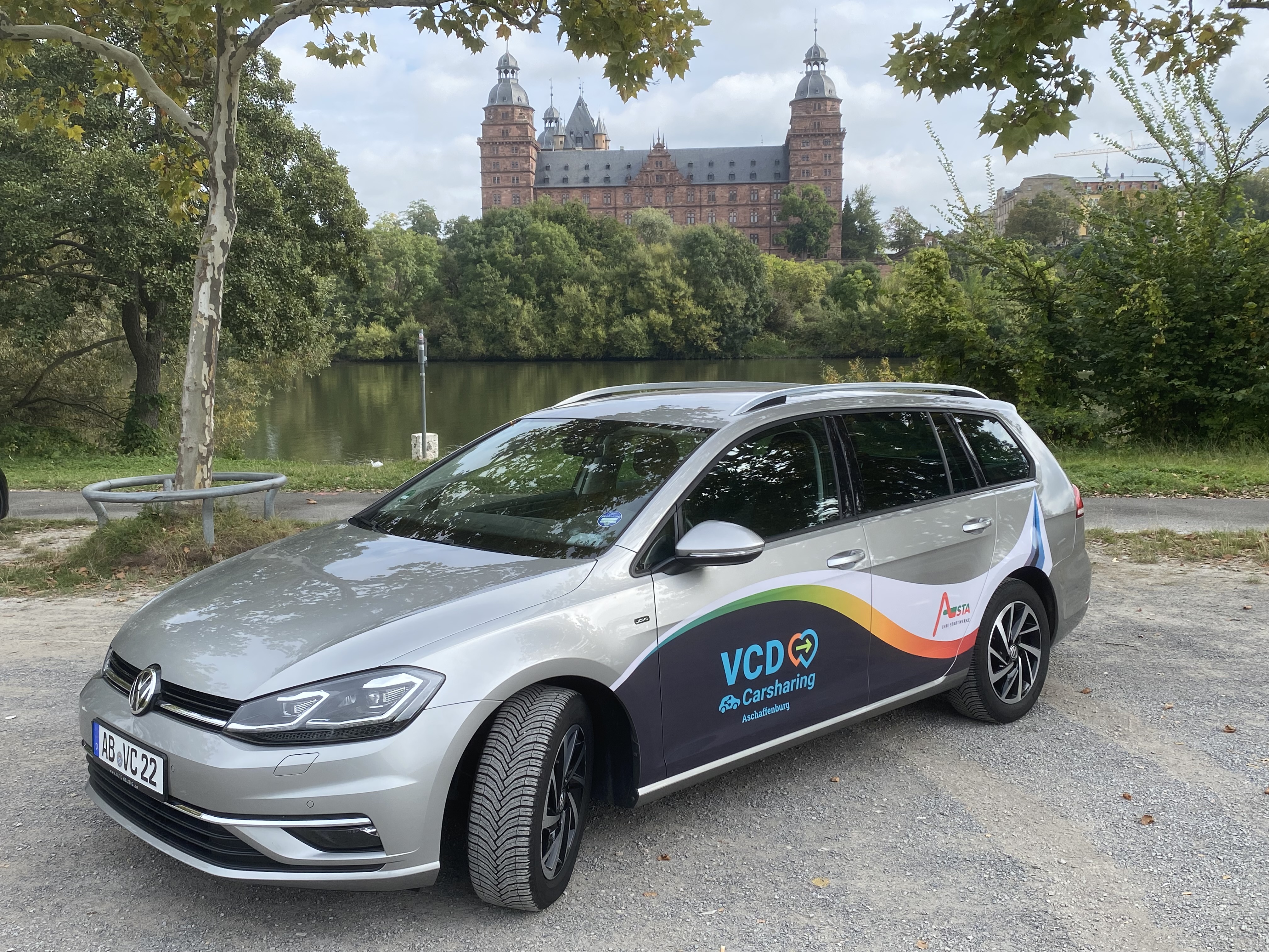 Carsharing-Auto (Golf) vor Aschaffenburger Schloss