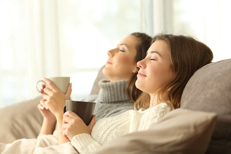 Zwei Frauen mit Tassen in der Hand