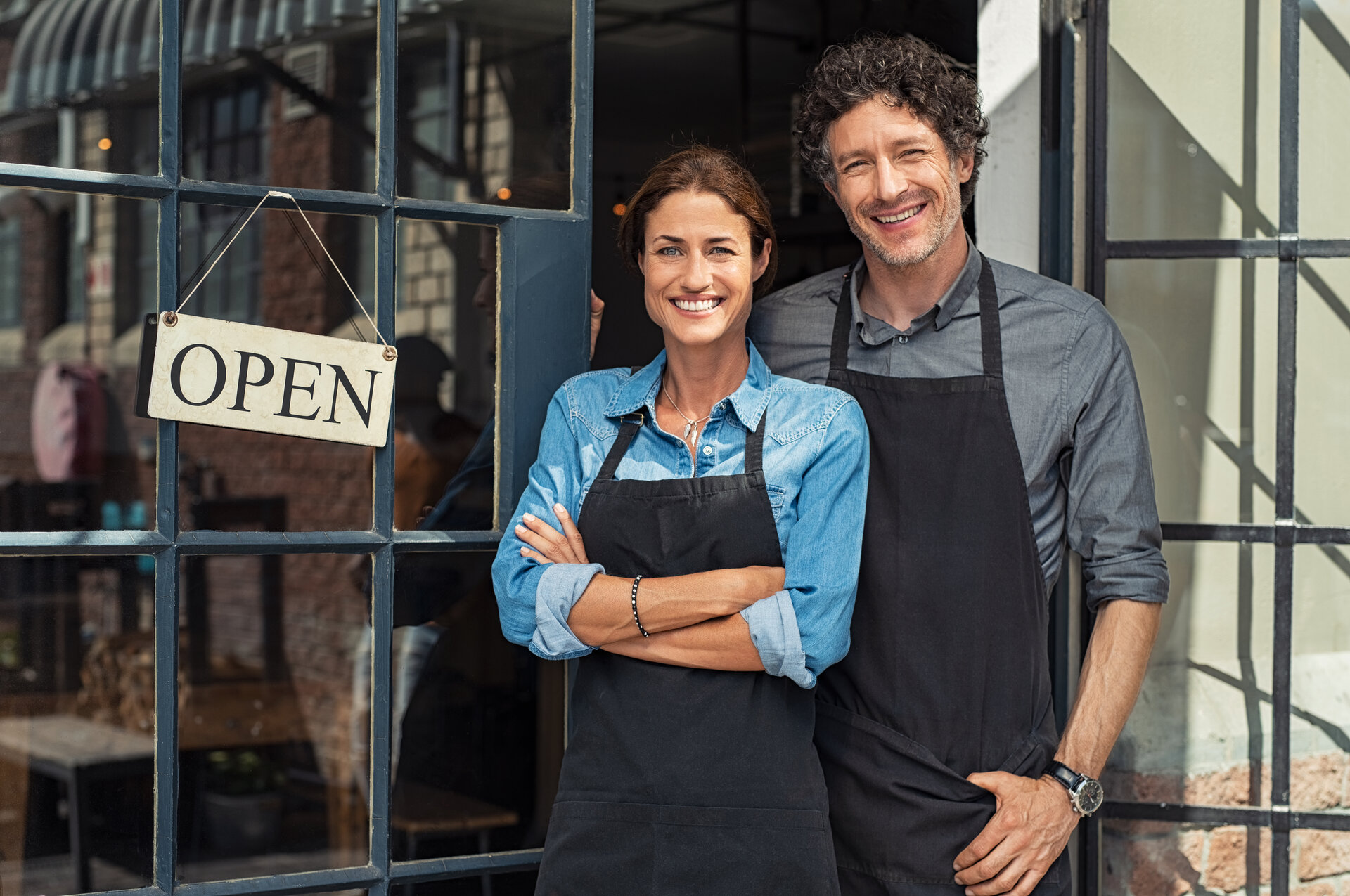 zwei Personen stehen vor einem eröffneten Geschäft