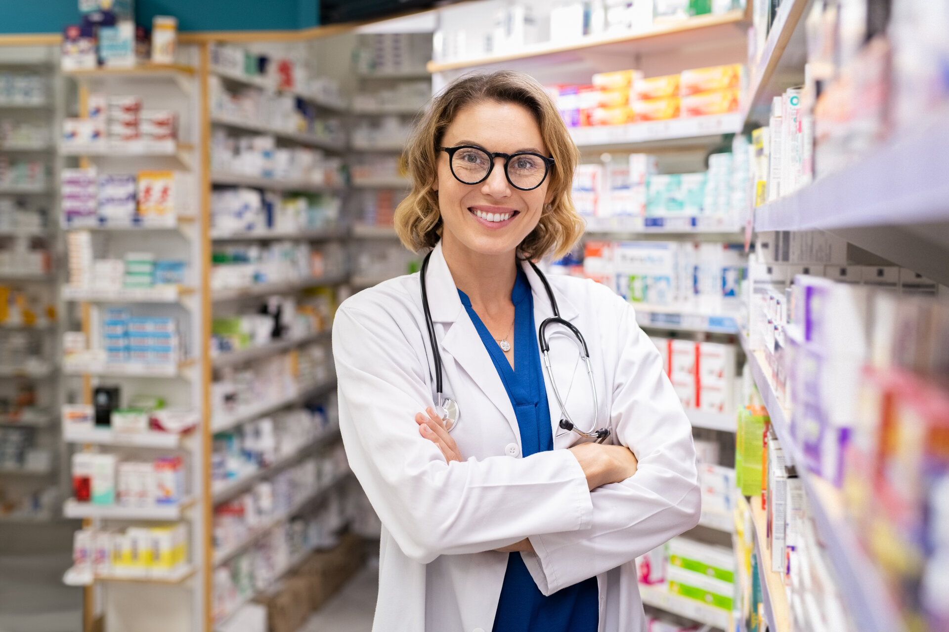 Apothekerin vor Mediakmentenregalen