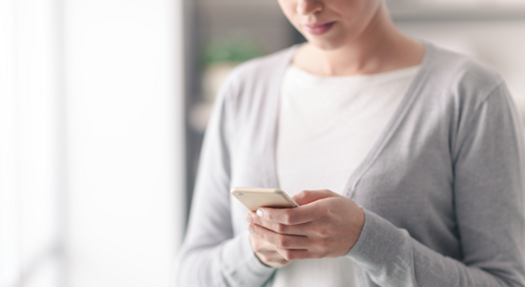 Weibliche Person schaut auf ein Handy