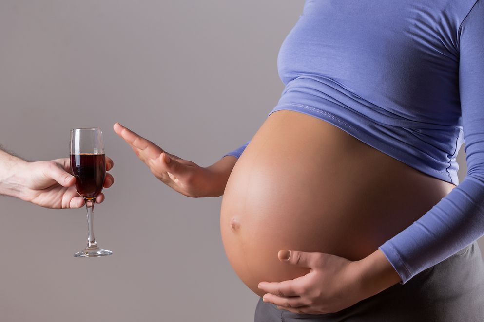 Schwangere Frau verweigert Wein