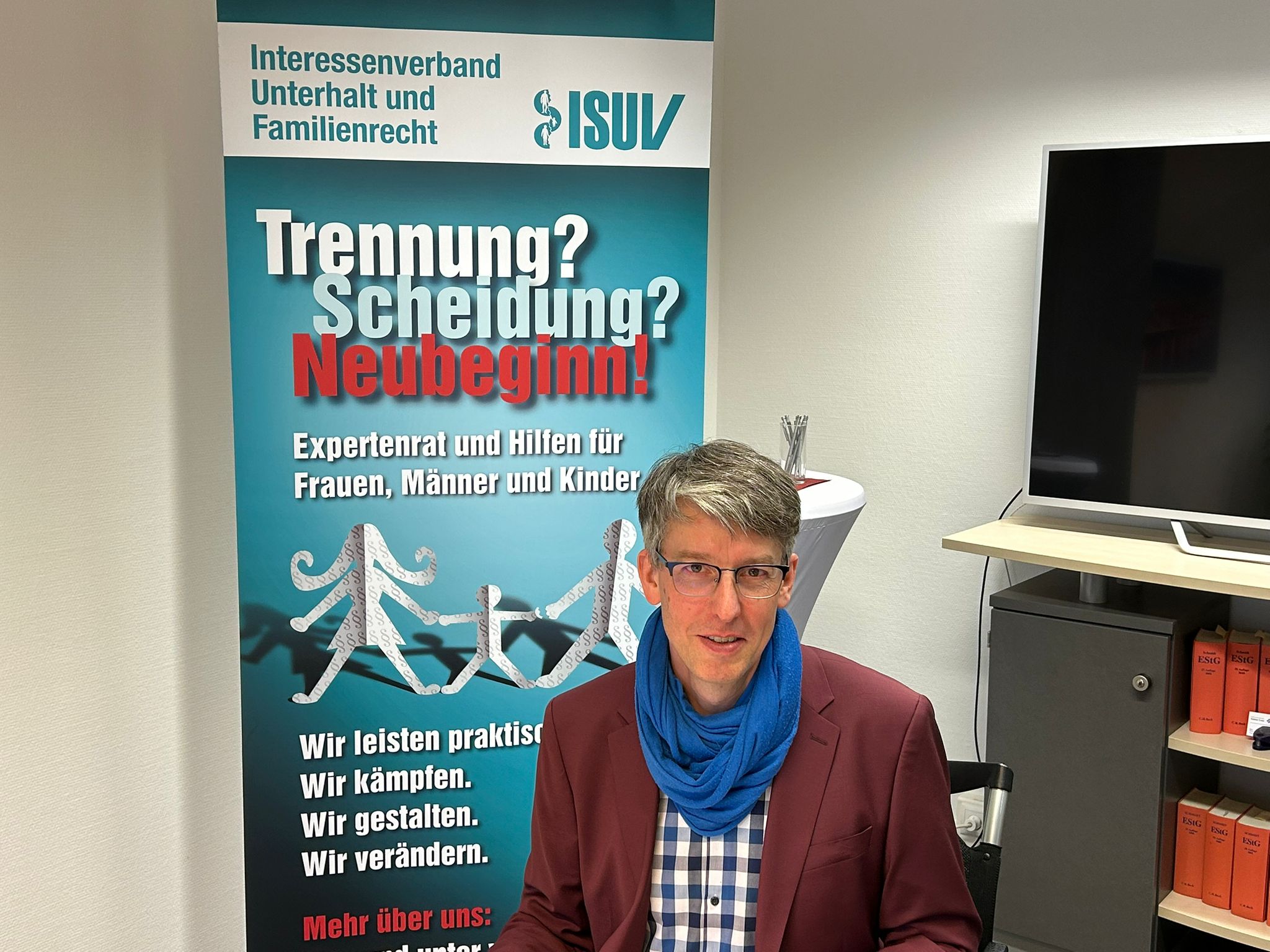 Paul Hoffmann vor ISUV-Banner zu Trennung, Scheidung, Neubeginn. Buchempfehlungen zu Unterhalt und Familienrecht.