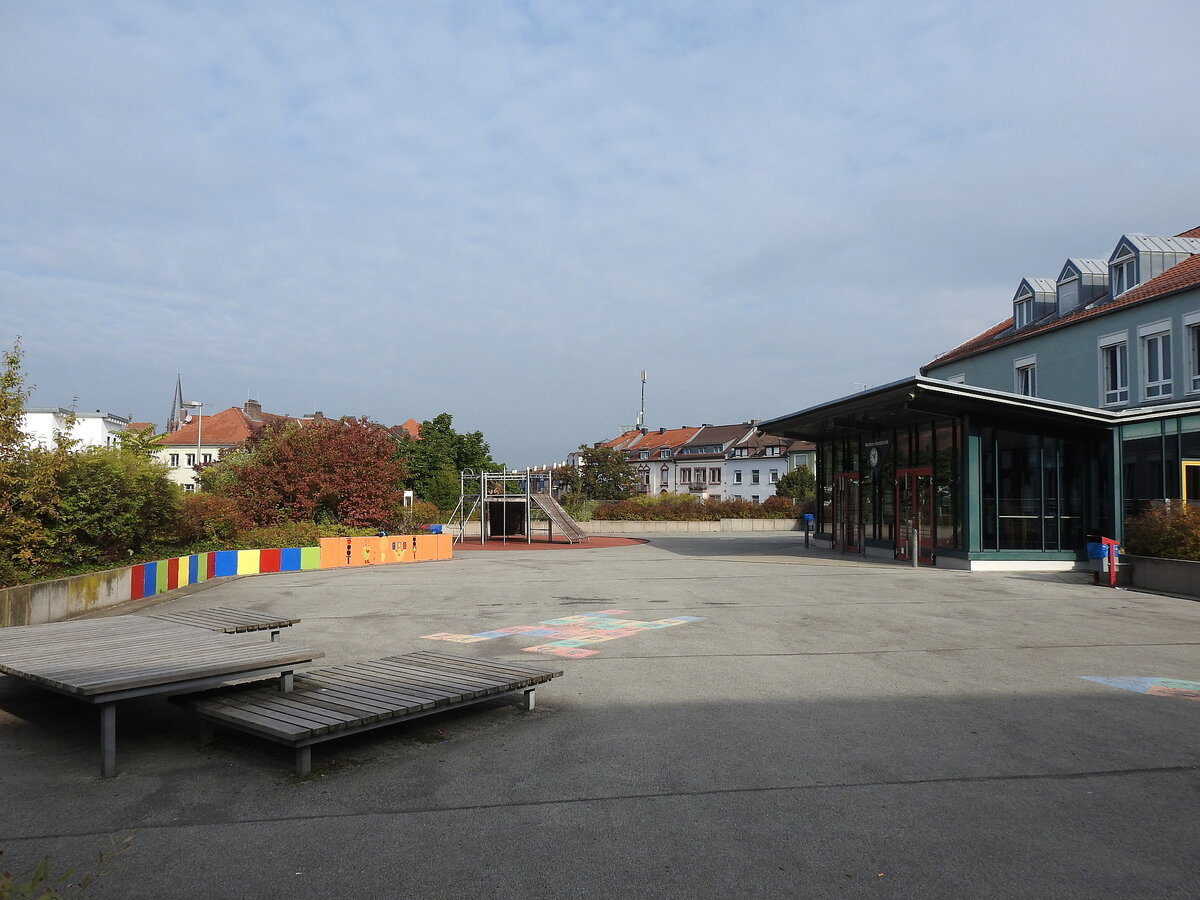 Blick auf den Schulhof der Brentano Schule in Aschaffenburg