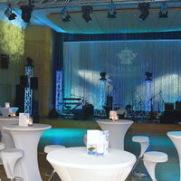Cranach Saal der Stadthalle am Schloss beim Suppenschulball mit Bühne, Lichttechnik und Stehtischen.
