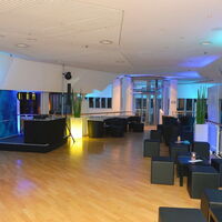 Loungebereich „Weißwursthimmel“ beim Suppenschulball in der Stadthalle am Schloss mit DJ-Pult, Sitzgruppen und farbiger Beleuchtung.