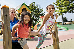 Eltern können ihre Kinder von klein auf in einem internationalen Umfeld aufwachsen lassen. Hier finden Sie internationale Betreuungsangebote in FrankfurtRheinMain.
