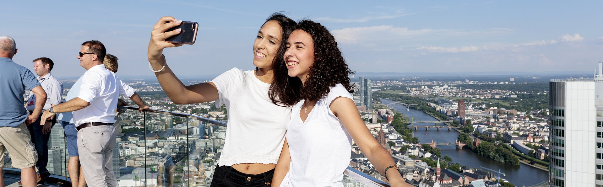 Sie möchten nach FrankfurtRheinMain ziehen? Hier bekommen Sie Antworten auf Fragen rund um Ihren Aufenthaltstitel. Antworten auf Fragen rund um Ihren Aufenthaltstitel.