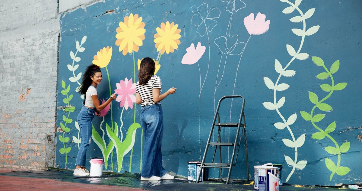 Frauen bemalen Wand 