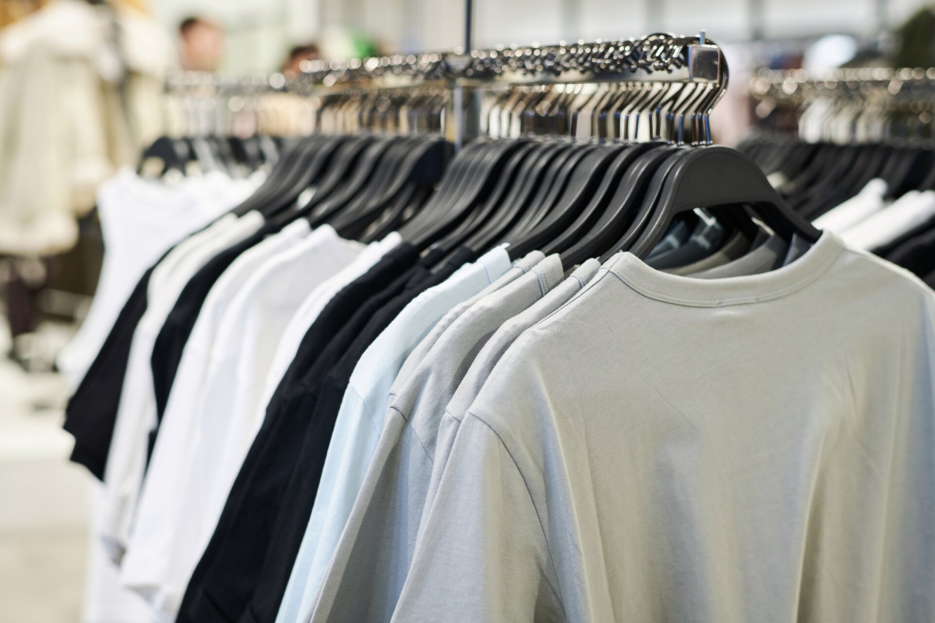 T-Shirts, die vor einem Geschäft stehen