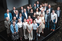 Die Preisträgerinnen und Preisträger der Bayerischen Denkmalschutzmedaille 2025 mit Kunstminister Markus Blume.  &copy; Foto: Axel König/StMWK. 
