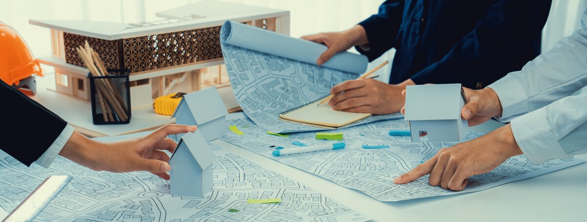 Bauingenieure und Architekten arbeiten an einer Planung 