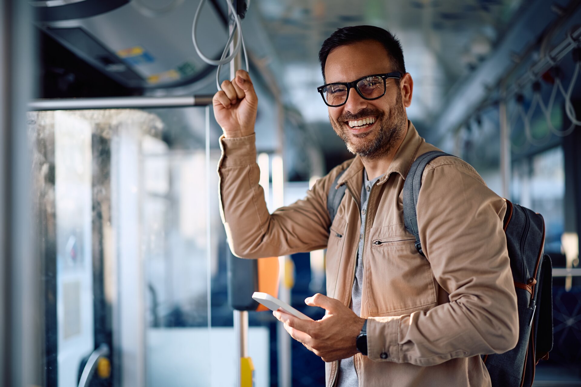 Fahrgst steht im Bus und hält sich fest