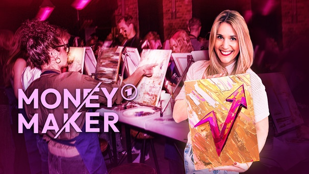 Aimie Carstensen hält ein Gemälde mit nach oben ansteigendem Pfeil in den Händen, im Hintergrund ein Art Night Event mit malenden Personen an Leinwänden. | Bild: ©Farina Deutschmann, Izzy Dempsey; Montage & Bearbeitung: BR; Gemälde mit Pfeil mit KI erzeugt