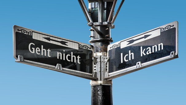 Ein Bild mit einem Wegweiser, der in zwei verschiedene Richtungen zeigt. Die eine Richtung bedeutet „Ich kann“, die andere „Geht nicht!“. | Bild: picture alliance / Zoonar | Thomas Reime