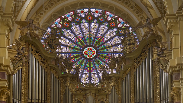 Hauptorgel gebaut um 1742, hinten die gotische Rosette, Klosterkirche St. Rochus, Ebrach, Bayern | Bild: picture alliance / imageBROKER | Helmut Meyer zur Capellen