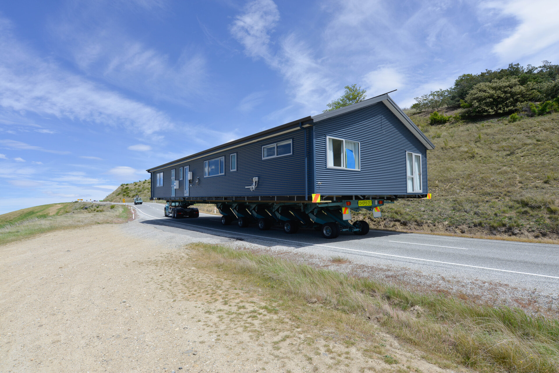 Ein Haus, das auf der Straße transportiert wird