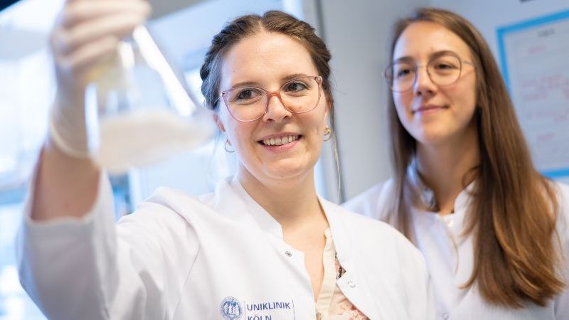 © Christian Wittke | MedizinFotoKöln | Universität zu Köln Das Bild zeigt die beiden Postdocs Dr. Albus und Dr. Wille im Labor bei ihren Arbeiten zur präklinischen Studien für das INNOPAK-Projekt.