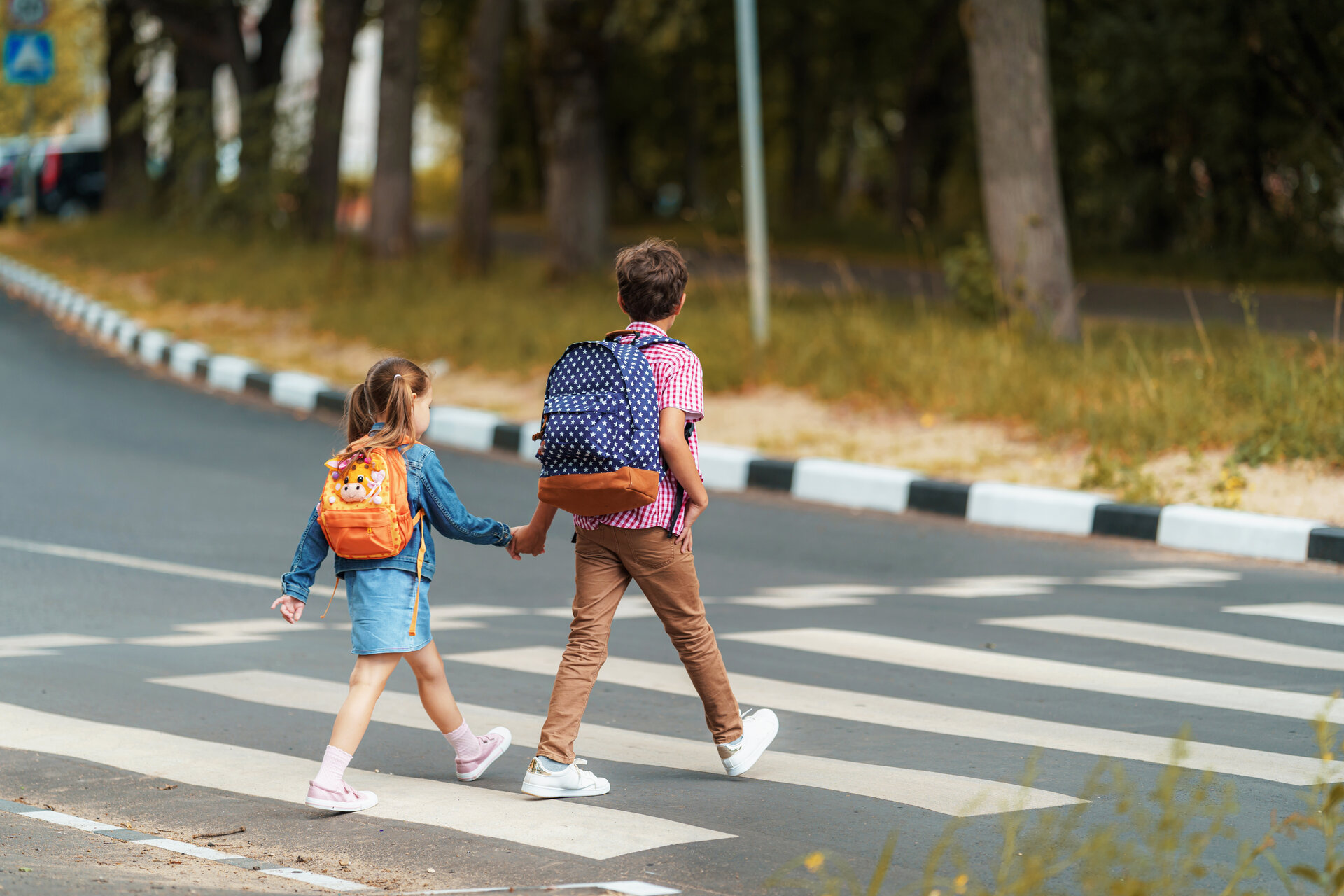 Kinder überqueren die Straße