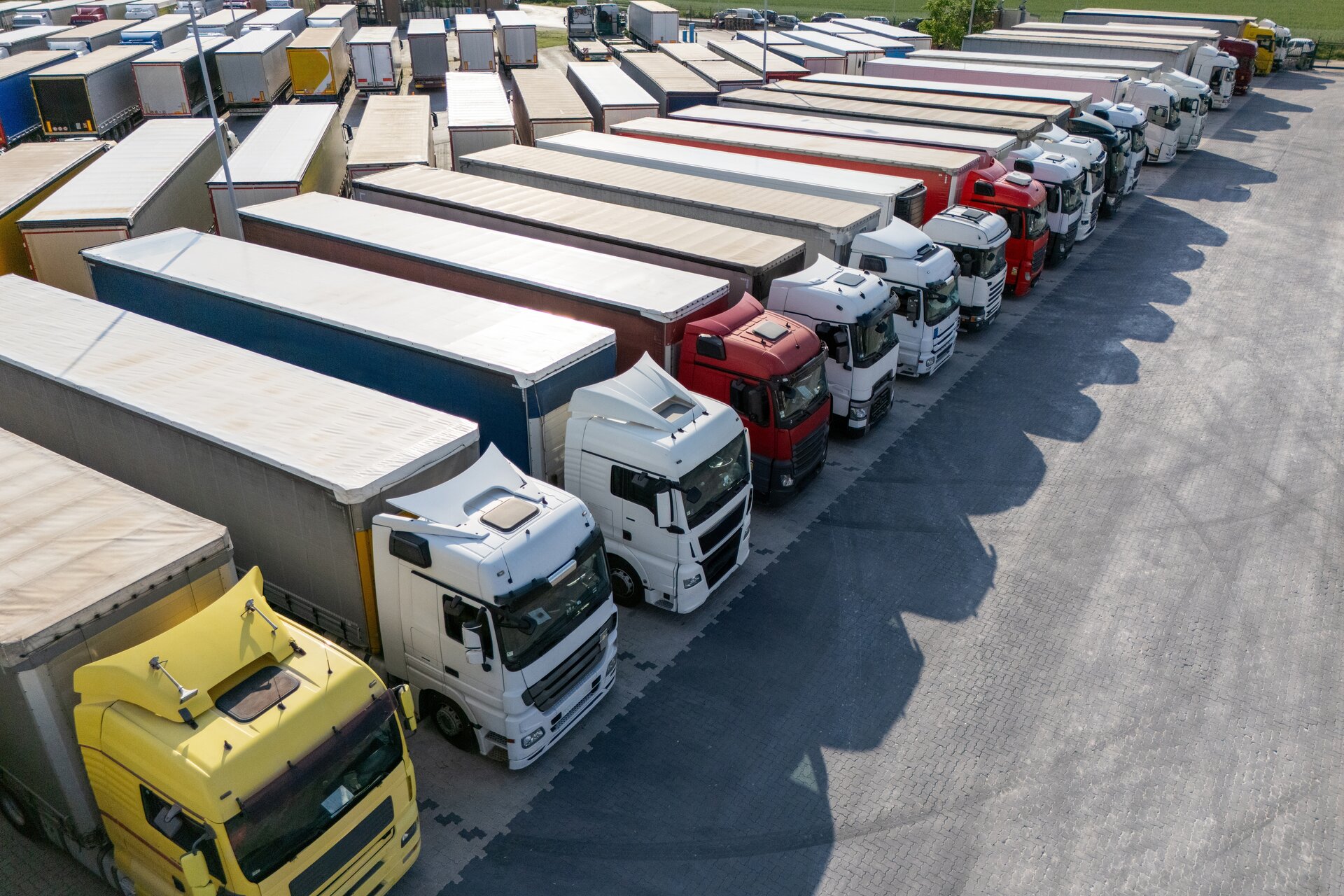 Luftaufnahme eines großen LKW-Parkplatzes